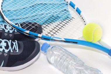 Hafif bir arka planda tenis. spor ayakkabıları, Tenis raket, top,