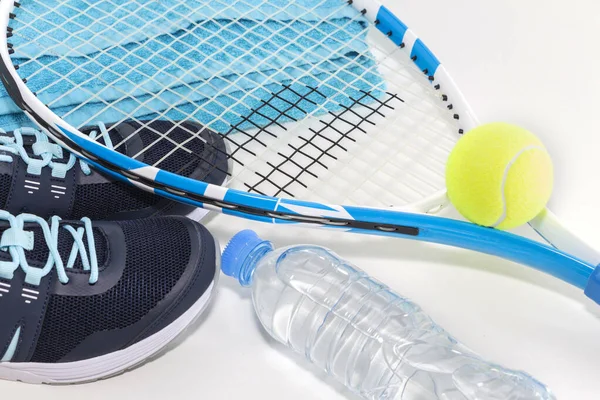 Tennis auf hellem Hintergrund. Turnschuhe, Tennisschläger, Ball, — Stockfoto