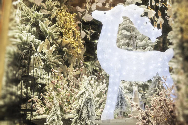 Estatuilla de un ciervo en el bosque de nieve de invierno. Frente a la tienda. Imagen de Navidad — Foto de Stock