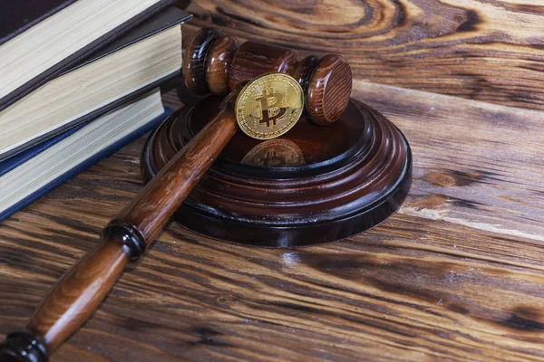 Hakimler çekiç ve bitcoin altın madeni para. Dijital para.