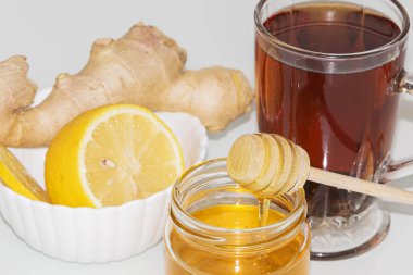 Bal petekin arka planında bal. Cam kavanoz ve petek bal