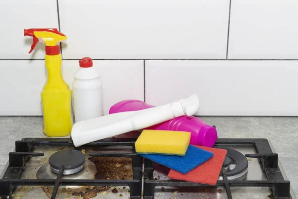 Kirli, gaz sobasının üst kısmı ve yiyecek parçaları. Ev temizliği.