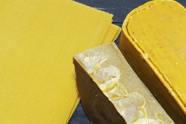 Doğal arı cilası parçaları. Sarı balmumu blokları.