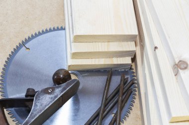 Tahta lambalar. Metin için boşluk, testere bıçağı.