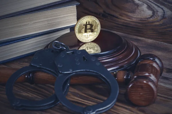bitcoin, yargıcın çekiç, kelepçe. Kavram bitcoin yasağı, yasa ihlali.