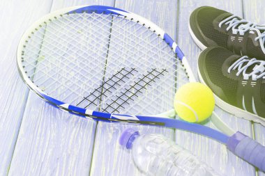 Hafif bir arka planda tenis. spor ayakkabıları, Tenis raket, top,