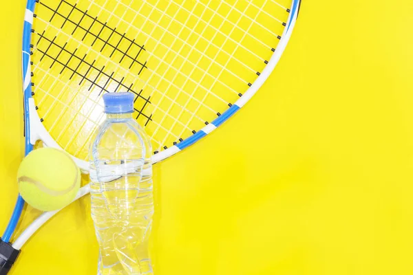 Parlak bir arka planda tenis, raket, top, Stüdyoda Fotoğraflandı — Stok fotoğraf