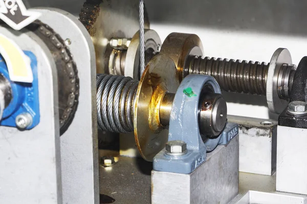 Cable de acero y cabrestante. Parte del cabrestante con un cable de acero en el ascensor . — Foto de Stock