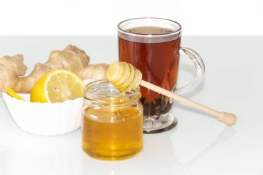 Limonlu ve ballı çay. Bal ve zencefil.