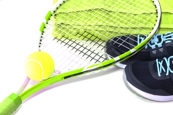 Raqueta de tenis con una pelota y zapatillas de deporte, sobre un fondo brillante. Fotografiado en el Estudio. —  Fotos de Stock