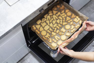 Kurabiyeleri fırından çıkarıyorum. Evde kurabiye pişirmek.