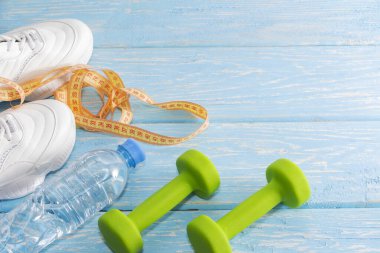 Halter spor ayakkabıları parlak bir arka planda. Sağlıklı yaşam tarzı