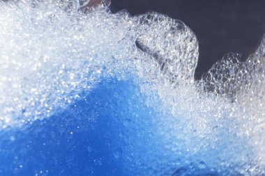 Kabarcıkları ve mavi damlaları olan mavi su