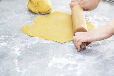 Kadınların elleri hamuru uzatır. Hamur, kurabiye, ekmek hazırlama.