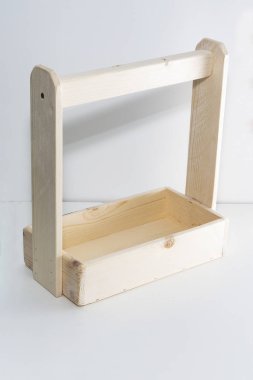 Boş tahta kutu. Çam ağacından yapılmış, açık beyaz arkaplanda..