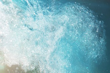 Kabarcıkları ve mavi damlaları olan mavi su