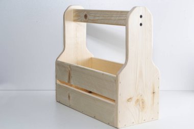 Boş tahta kutu. Çam ağacından yapılmış, açık beyaz arkaplanda..