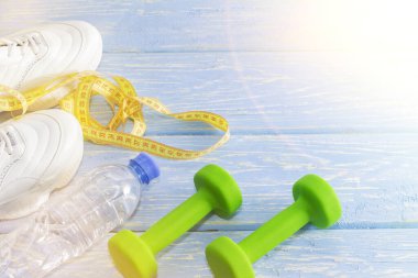 Halter spor ayakkabıları parlak bir arka planda. Sağlıklı yaşam tarzı.