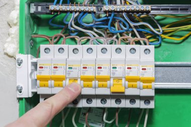 Güç kaynağı ağındaki otomatik aşırı yükleme koruma cihazları. Devre kesiciler ya da sigortalar bir elektrik güvenlik cihazıdır.