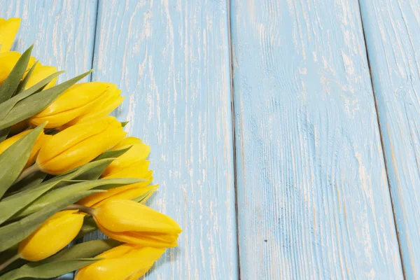 Žluté Tulipány Světle Modrém Dřevěném Pozadí Března Mezinárodní Den Žen — Stock fotografie
