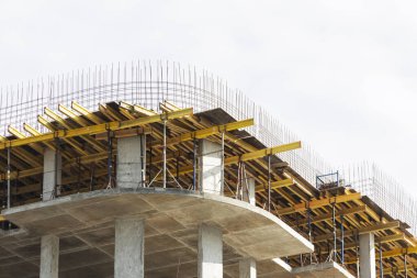 Monolitik teknoloji kullanan binaların yapımı. Binanın güçlendirilmiş beton iskeleti, takviye, beton dökmek için resmi çalışma