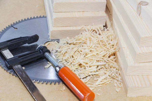 Drewniane Deski Trociny Chip Miejsce Tekst Piła Zaciski — Zdjęcie stockowe