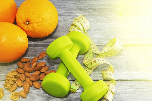 Много Апельсинов Гантели Измерительная Лента Деревянном Текстурированном Фоне Фитнес Спортивное — стоковое фото