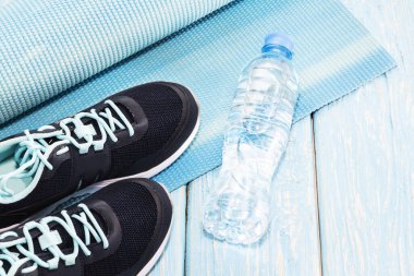 Yoga minderi, spor ayakkabıları, su şişesi konsepti sağlıklı yaşam, sağlıklı beslenme, spor ve diyet..