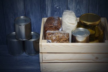 Konserve yiyecek ve tahıl gevrekleri ahşap bir rafta, gıda krizi