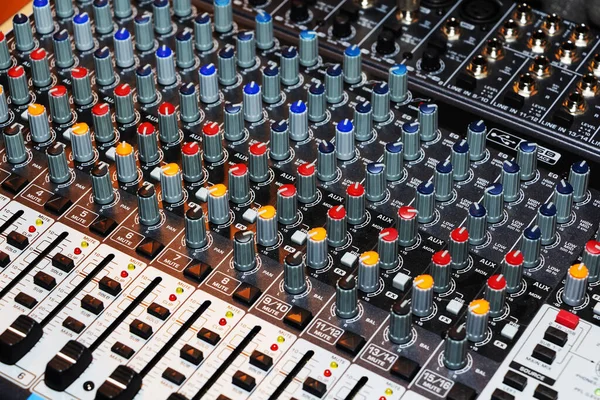Detalle de una mesa de mezclas de música con varias perillas — Foto de Stock