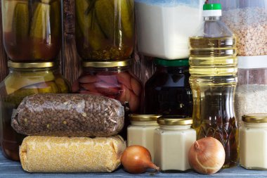 Konserve yiyecek ve tahıl gevrekleri ahşap bir rafta, gıda krizi