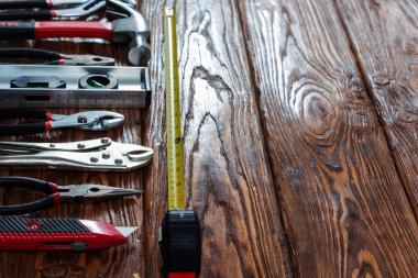 Ahşap bir arka planda el aletlerinin yakın plan görüntüsü