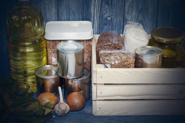 Konserve yiyecek ve tahıl gevrekleri ahşap bir rafta, gıda krizi.