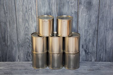 Kapalı metal kutular, yiyecek stokları, kriz