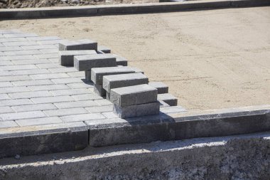 Kaldırım döşenmiş tuğlalı kaldırım inşaatı, yarı döşenmiş kaldırım yolu..