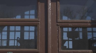 Ext - eski kahverengi pencere ve gökyüzü refelction