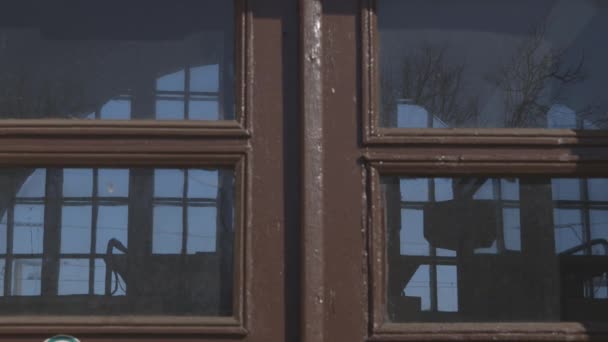 Ext - oude bruine venster en sky refelction — Stockvideo