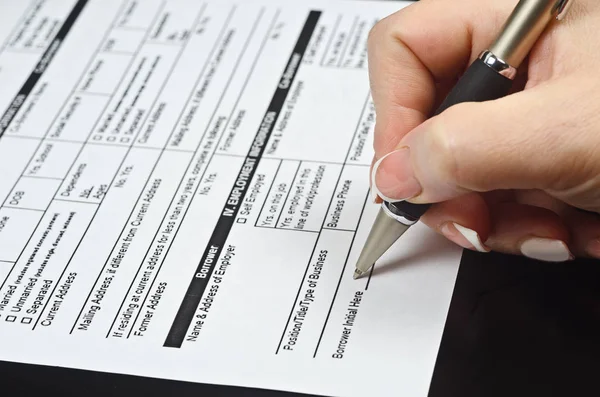 Mano femenina llena con pluma estilográfica, documento bancario — Foto de Stock