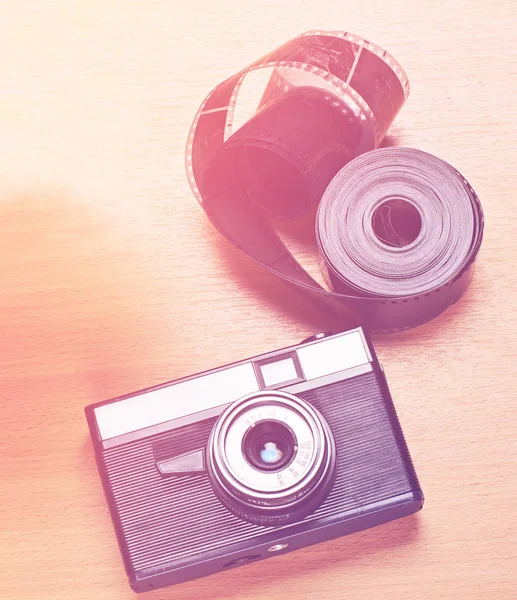 古いフィルム カメラといくつかのフィルム — ストック写真