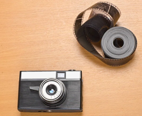 Câmera de filme velho e algum filme — Fotografia de Stock