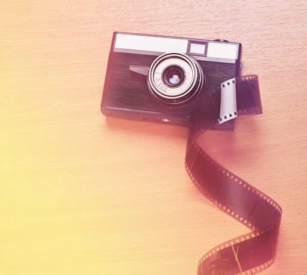 Vecchia macchina fotografica del film e una certa pellicola — Foto Stock