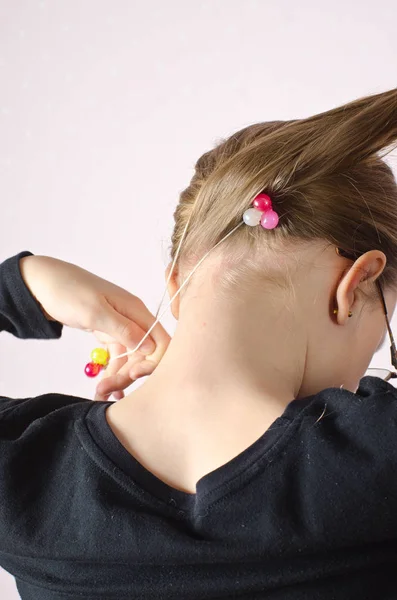 황금 머리를 빗질 하는 어린 소녀 — 스톡 사진