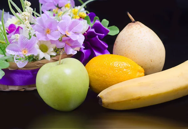 Frutas sobre fondo negro — Foto de Stock