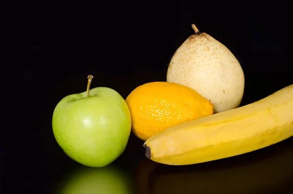 Frutas sobre fondo negro — Foto de Stock