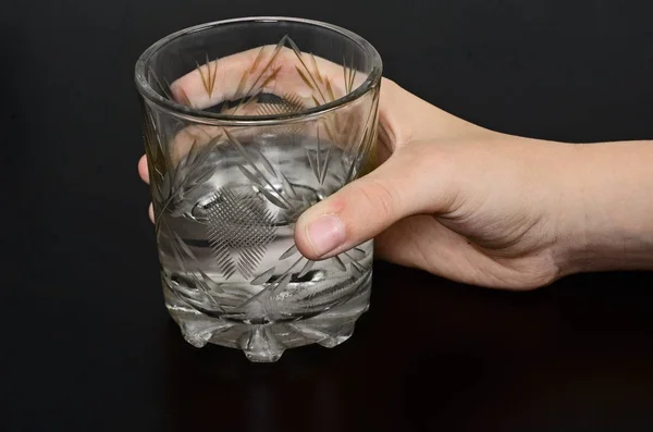 Bir bardak su tutan el. — Stok fotoğraf