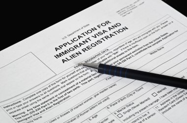 Kağıt Form Göçmenlik vize siyah yüzeyinde yer alır.