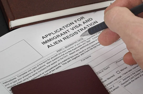 Kağıt Form ABD Göçmenlik vizesi siyah yüzeyinde yer alır.
