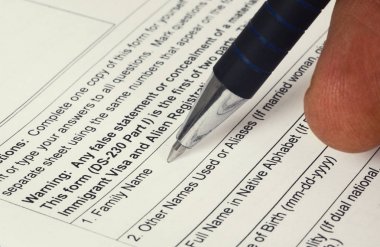 Kağıt Form ABD Göçmenlik vizesi yüzeyinde yer alır.