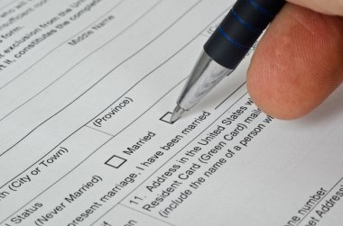 Kağıt Form ABD Göçmenlik vizesi yüzeyinde yer alır.