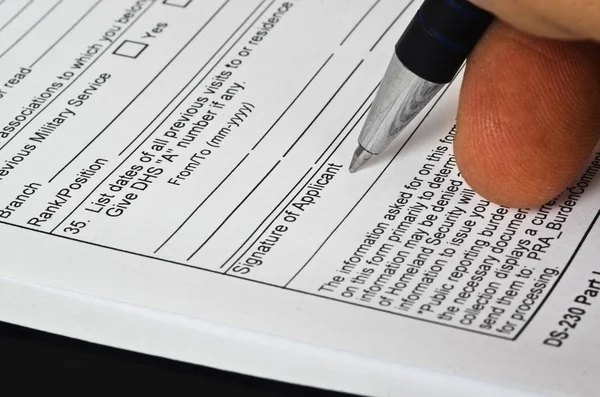 Formulário de papel EUA visto de imigração encontra-se na superfície — Fotografia de Stock